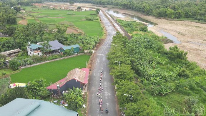 Cung đường thi đấu chạy dọc suối Thia và cánh đồng Mường Lò.