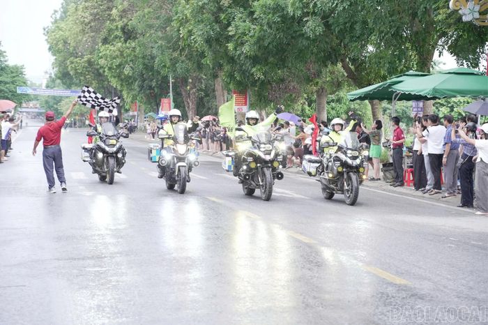 Lực lượng chức năng triển khai công tác bảo đảm an ninh, trật tự và an toàn giao thông dọc lộ trình đua.