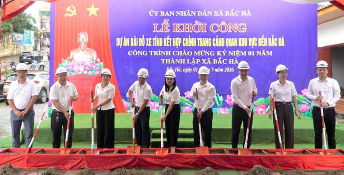 Các đồng chí lãnh đạo xã thực hiện nghi lễ khởi công dự án.