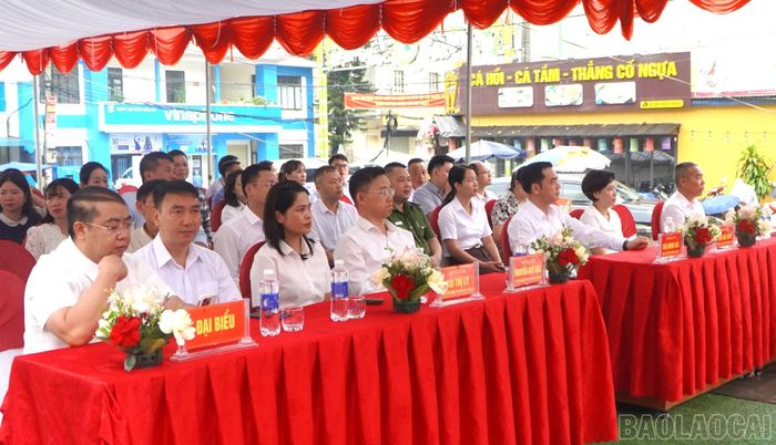 Các đại biểu dự buổi lễ.