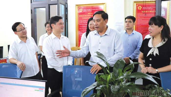 Đồng chí Hoàng Giang, Phó Bí thư Thường trực Tỉnh ủy, Chủ tịch HĐND tỉnh kiểm tra mô hình chính quyền địa phương 2 cấp ở phường Nghĩa Lộ.