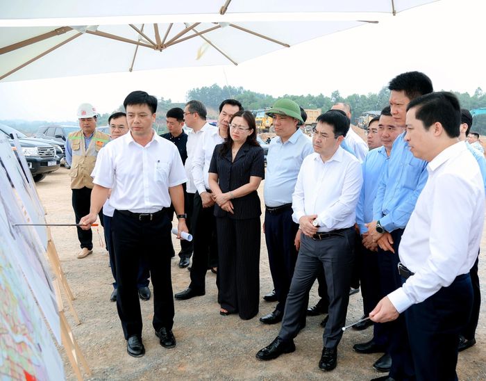 Thường trực Tỉnh ủy kiểm tra tiến độ thi công Dự án Nhà ở xã hội Yên Ninh và hạ tầng Khu công nghiệp Trấn Yên.
