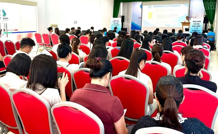 Báo cáo viên của Bảo hiểm xã hội tỉnh Lào Cai thông tin về những điểm mới của Luật Bảo hiểm xã hội năm 2024 và các quy định sửa đổi về BHYT.