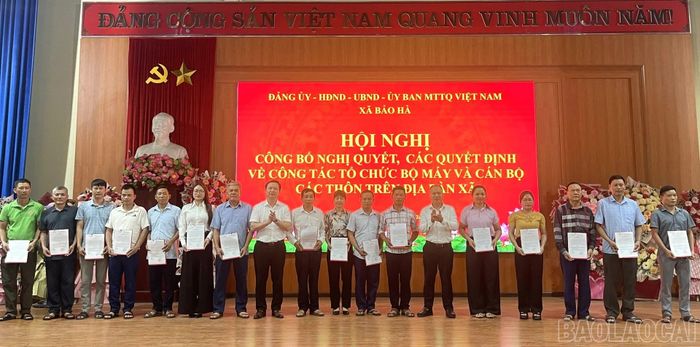  Trao quyết định chỉ định Trưởng các thôn. 