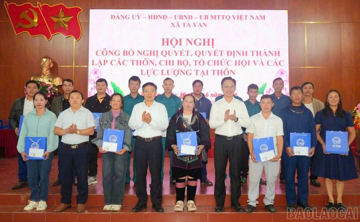 Trao quà tri ân cho 29 người hoạt động không chuyên trách tại các thôn cũ không tiếp tục tham gia công tác sau sắp xếp.
