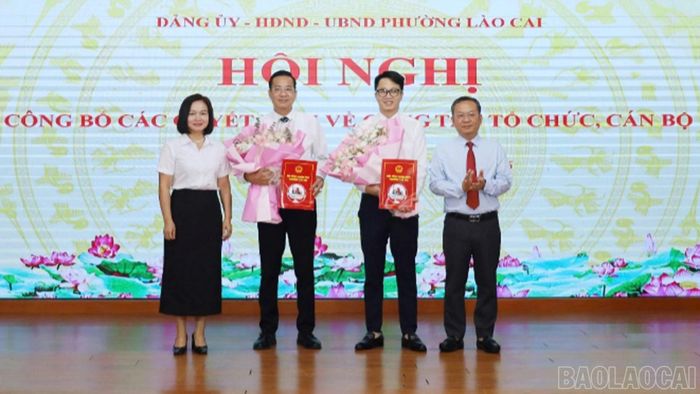  Đồng chí Nguyễn Quốc Huy - Ủy viên Ban Chấp hành Đảng bộ tỉnh, Bí thư Đảng ủy phường Lào Cai; Chủ tịch HĐND phường và đồng chí Trần Thị Nguyệt - Phó Chủ tịch HĐND phường tặng hoa chúc mừng lãnh đạo Phòng Kinh tế, Hạ tầng, Phòng Nông nghiệp và Môi trường. 