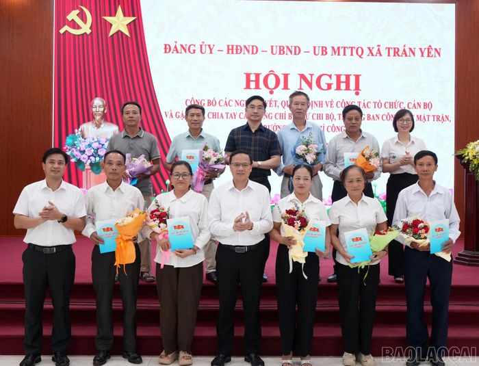 Tặng hoa tri ân các bí thư chi bộ, trưởng thôn, trưởng ban công tác mặt trận thôi không tham gia do sáp nhập thôn.