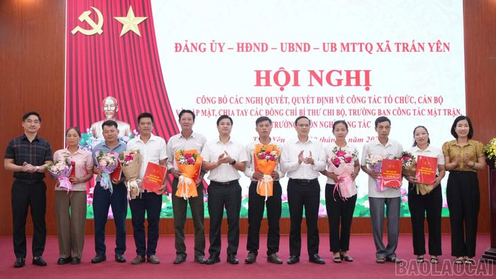 Trao quyết định các chức danh bí thư chi bộ, trưởng thôn, trưởng ban công tác mặt trận 28 thôn sau sáp nhập.