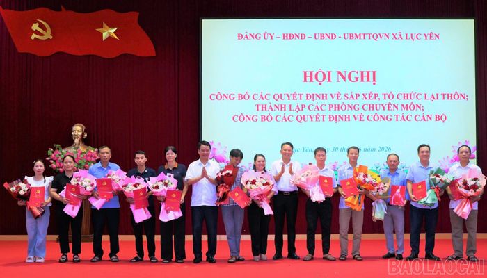 Lãnh đạo xã Lục Yên trao quyết định và tặng hoa chúc mừng Chi ủy Chi bộ các thôn thực hiện sắp xếp.