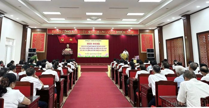 Toàn cảnh hội nghị công bố các quyết định.