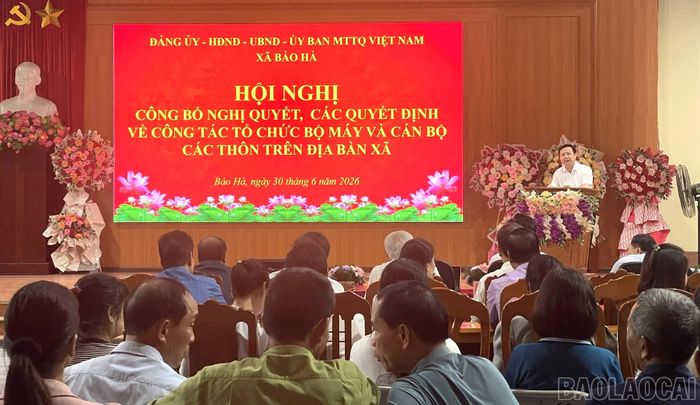 Bí thư Đảng ủy xã Bảo Hà phát biểu giao nhiệm vụ.