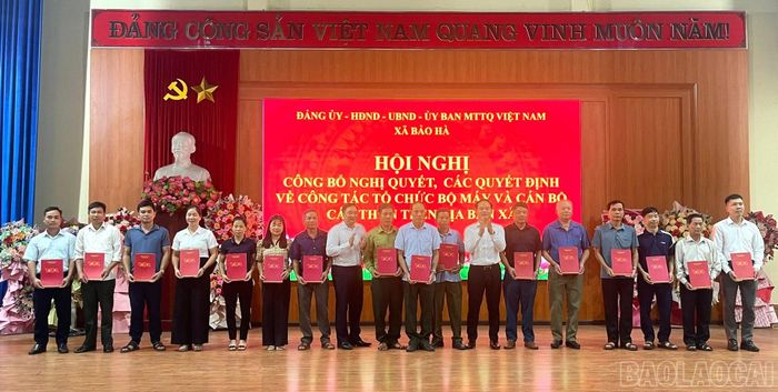 Trao quyết định chỉ định các bí thư chi bộ.