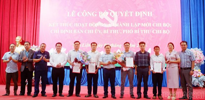 Ban tổ chức trao quyết định nhân sự chủ chốt của các thôn.