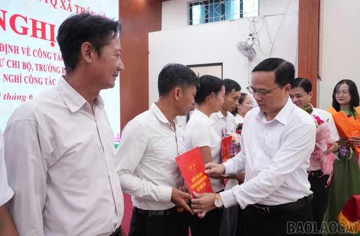 Bí thư Đảng ủy xã Trần Anh Tuấn trao quyết định các chức danh cho 28 thôn mới.