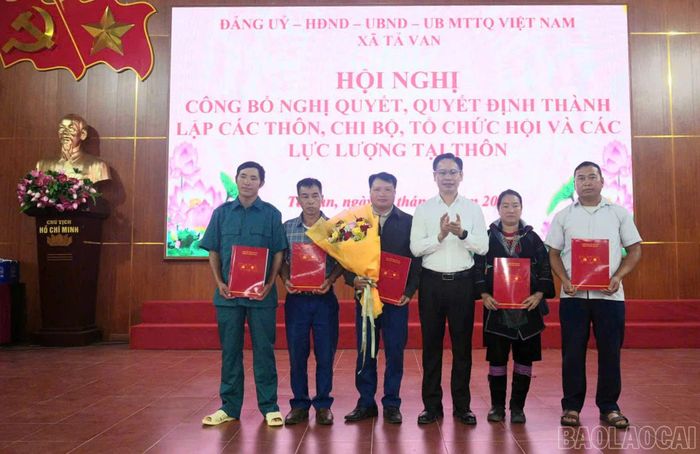Các đồng chí lãnh đạo xã trao quyết định cho các bí thư, trưởng thôn lâm thời sau sắp xếp.