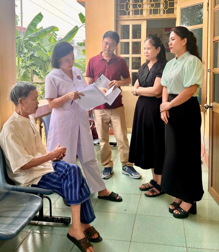 Thành viên hội đồng xét duyệt đánh giá mức độ của người đề nghị.