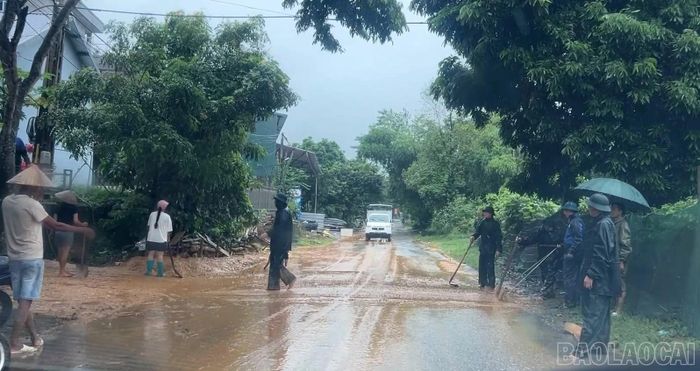 Nước và đất đá tràn ra mặt đường.