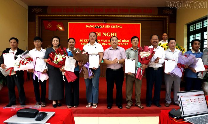 Công bố quyết định chỉ định bí thư chi bộ thôn.