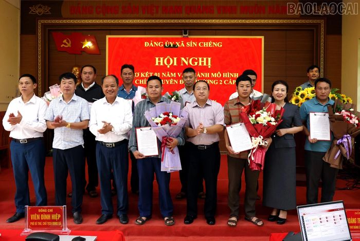 Công bố quyết định chỉ định trưởng thôn.