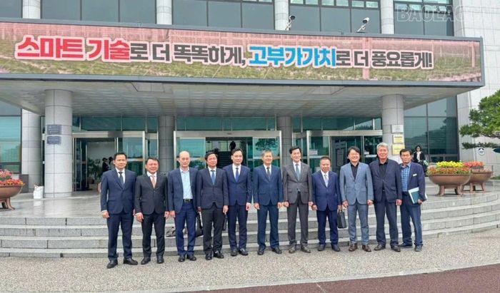 Đoàn công tác tỉnh Lào Cai chụp ảnh lưu niệm cùng lãnh đạo thành phố Gimhae (Hàn Quốc).