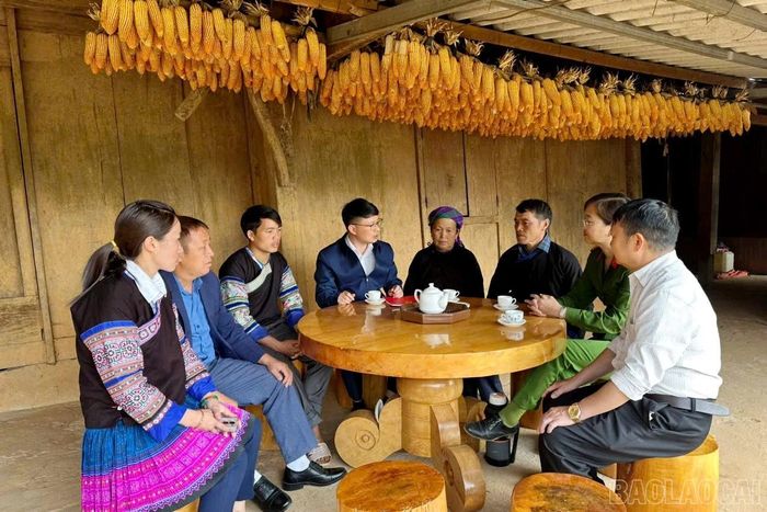 Tuy còn gặp nhiều khó khăn, nhưng đội ngũ cán bộ từ tỉnh đến cơ sở luôn bám sát thực tế và phục vụ Nhân dân.