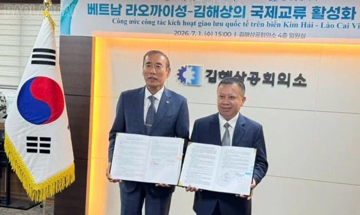 Đại diện Sở Nội vụ tỉnh Lào Cai (Việt Nam) và Phòng Thương mại và Công nghiệp Gimhae (Hàn Quốc) ký Bản ghi nhớ hợp tác.
