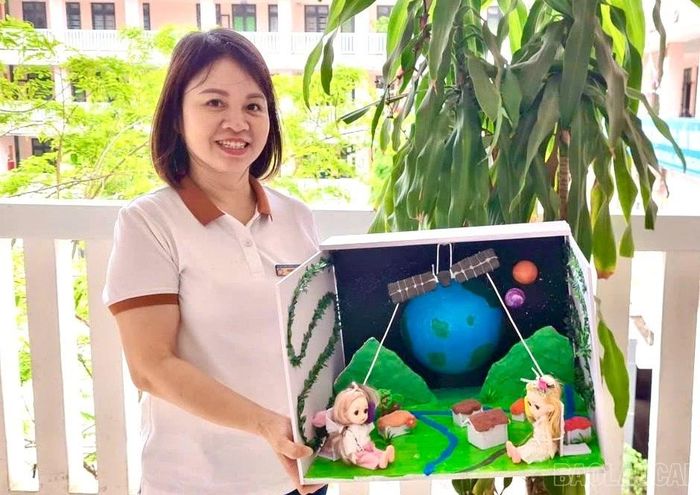 Cô Hoàng Thị Thương, giáo viên Trường THCS Lê Quý Đôn phấn khởi trước thành công của cô học trò nhỏ.