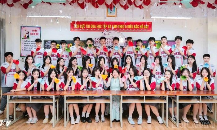 Hoàng Mai Trúc (thứ 2 hàng thứ 2 từ bên phải qua) cùng các bạn và cô giáo chủ nhiệm lớp 9D, Trường THCS Lê Quý Đôn.