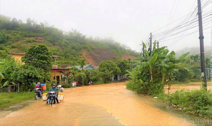  Tuyến đường tỉnh lộ 171 Khánh Hòa - Minh Xuân đoạn qua khu vực thôn 1 xã Lục Yên bị ngập gây khó khăn cho người tham gia giao thông. 