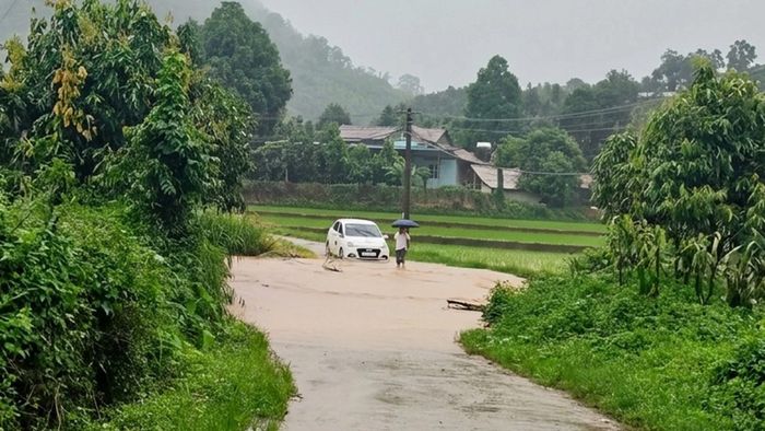 Một số ngầm tràn qua suối bị ngập sâu khiến giao thông bị gián đoạn.