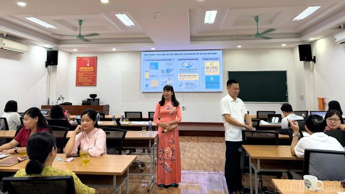 Hai giảng viên Khoa Nhà nước và Pháp luật Trường Chính trị tỉnh Lào Cai và Trường Chính trị tỉnh Thái Nguyên cùng thực hiện tiết đồng giảng.