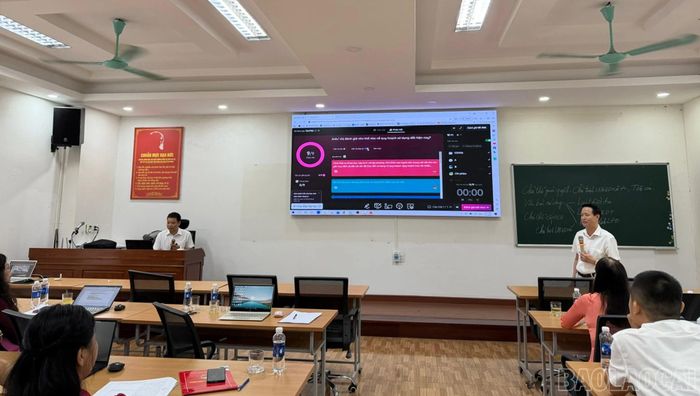 Giảng viên ứng dụng công nghệ số, tổ chức tương tác trực tuyến với học viên trong tiết đồng giảng thí điểm.