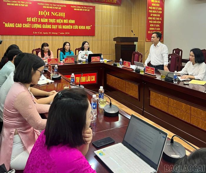 Phó Hiệu Trưởng Trường Chính trị tỉnh Thái Nguyên phát biểu tại hội nghị.