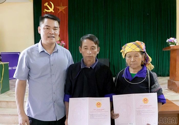 Vợ chồng bà Lý Thị Bầu nhận lại giấy chứng nhận quyền sử dụng đất đã được UBND xã Mù Cang Chải đính chính.
