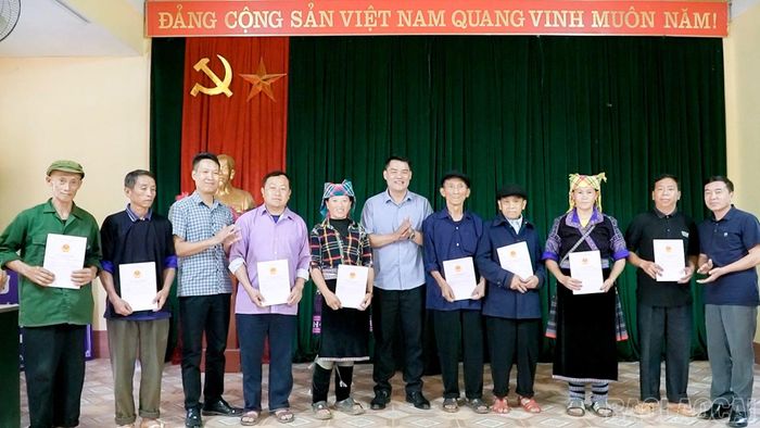 Các hộ dân ở thôn Dề Thàng, Chế Cu Nha và Trống Tông phấn khởi nhận lại giấy chứng nhận quyền sử dụng đất sau 10 năm chờ đợi.