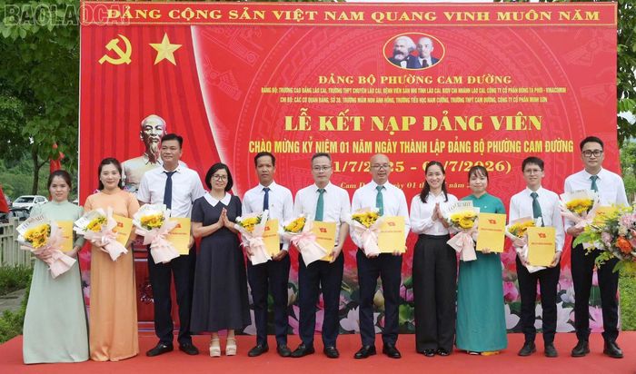 Lãnh đạo phường Cam Đường trao quyết định kết nạp đảng viên.