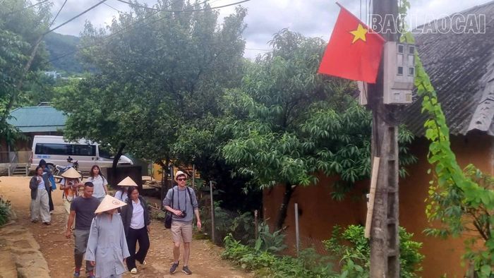 Du khách đến Y Tý ngày một đông.