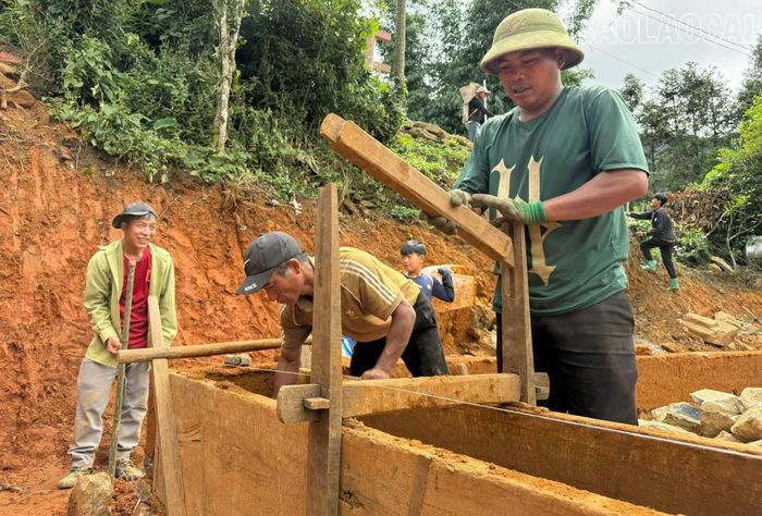 Nhiều gia đình ở Y Tý vẫn làm nhà trình tường.