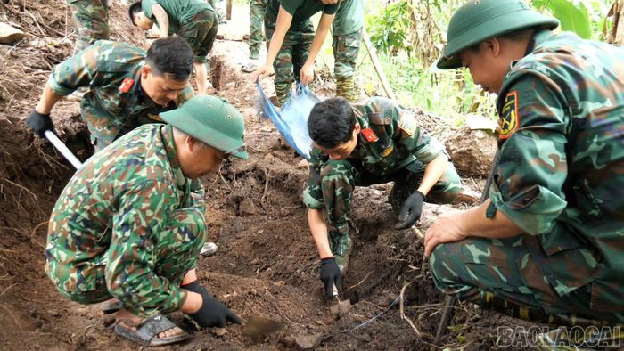 Đội tìm kiếm, quy tập hài cốt liệt sĩ tiến hành khoanh vùng và tổ chức khai quật.