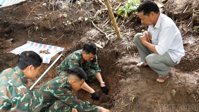 Ông Lê Văn Hà phối hợp với lực lượng tìm kiếm, xác định vị trí mộ liệt sĩ tập thể.