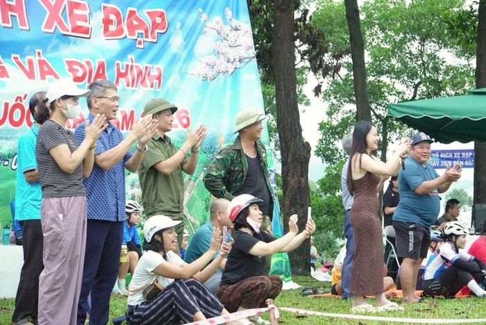 Đông đảo khán giả cổ vũ cho các vận động viên thi đấu.