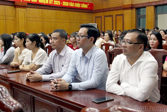 Các đại biểu theo dõi phần dự thi của các thí sinh.