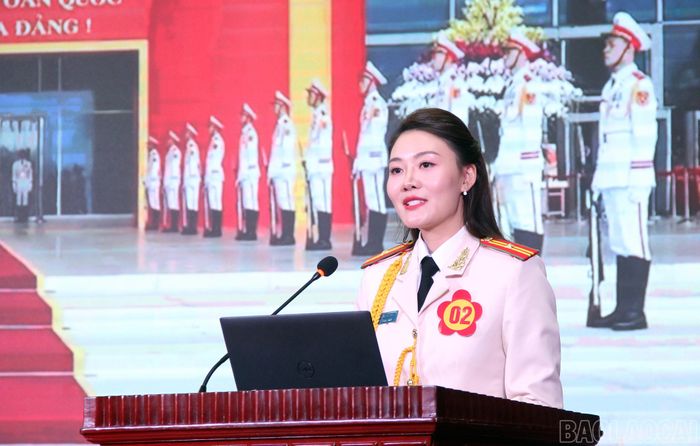 Thiếu tá Hà Lan Anh tự tin thể hiện phần thi thuyết trình.