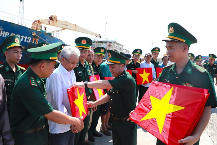 Lực lượng BĐBP tuyên truyền pháp luật, tặng cờ Tổ quốc động viên ngư dân yên tâm vươn khơi bám biển