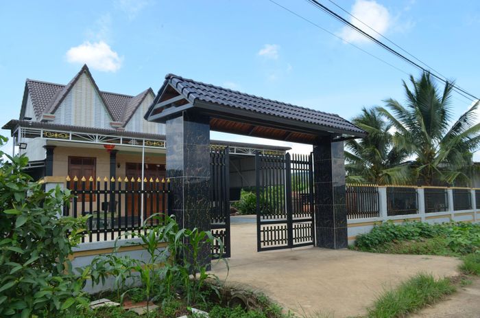 Anh Hứa Văn Tèo, hộ dân tộc thiểu số ở thôn Sơn Hà có kinh tế ổn định, nhà cửa khang trang
