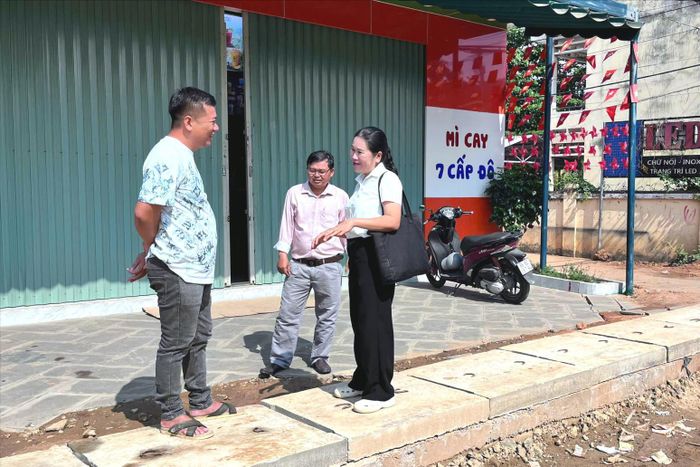 Chính quyền xã Lương Sơn tích cực vận động người dân đồng thuận trong bàn giao mặt bằng thuộc Dự án Cải tạo, nâng cấp Quốc lộ 28B. Ảnh: Minh Chương