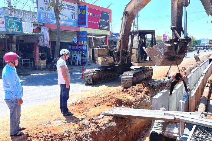 Cán bộ nhiều địa phương tỉnh Lâm Đồng bám sát công tác giải phóng mặt bằng, hành lang đường bộ để bàn giao mặt bằng kịp thời cho chủ đầu tư