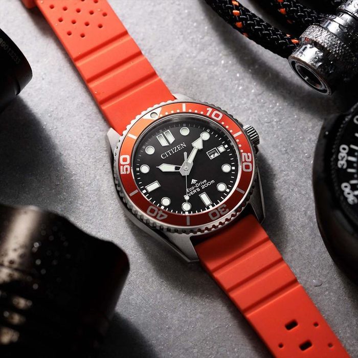 Citizen Promaster Marine BN0268-01E nổi bật với vòng bezel và dây đeo màu cam rực rỡ.