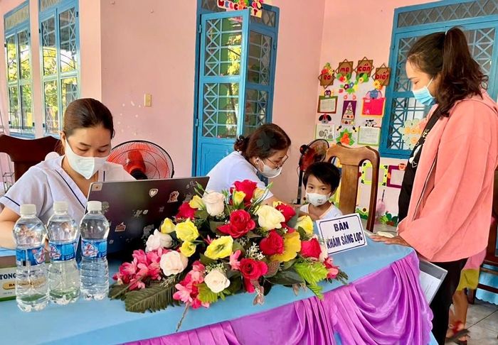 Khám sàng lọc bệnh cho trẻ em dưới 6 tuổi tại xã Cát Tiên