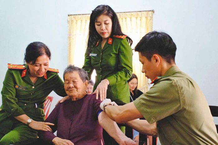 Công an Lâm Đồng phối hợp với các đơn vị liên quan lấy mẫu gene Mẹ Việt Nam Anh hùng Võ Thị Thanh ở xã Đinh Văn Lâm Hà (Ảnh: Hồng Thắm)